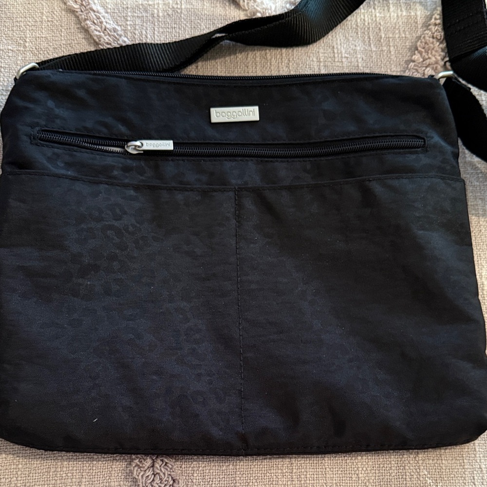 Baggallini
Black Crossbody bag with several sections in excellent condition